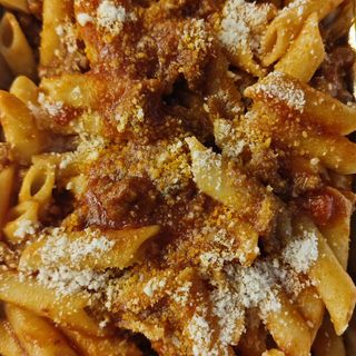 Macarrones con tomate y chorizo