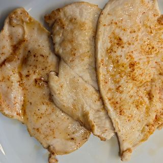 Pechugas a la plancha a las finas hierbas