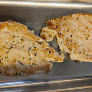 Pechugas a la plancha a las finas hierbas