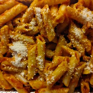 Macarrones con tomate y chorizo