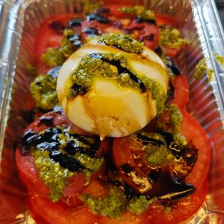 Ensalada tomate al pesto