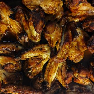 Alitas al horno marinadas en barbacoa