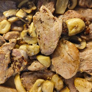 Solomillo de cerdo con champiñones al ajillo