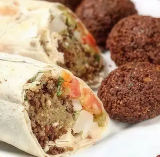 Falafel en rollo de pan turco con ensalada