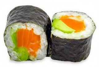 81-Maki de salmón y aguacate