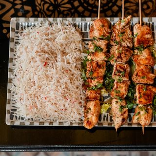 pincho de pollo con arroz o ensalada