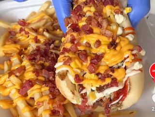 HOT DOGS DOMINICANOS CON ZUMO