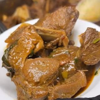 Chivo o cabrita guisada con moro de guandules con coco