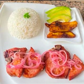 Chuletas ahumadas fritas con arroz y habichuelas rojas