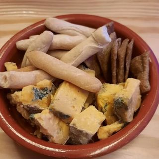 Dados de queso azul Blau del Mas con cerveza Eclipsis