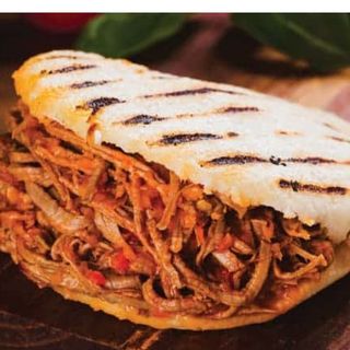 Arepa de carne desmechada