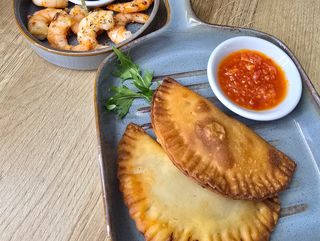 Combo mini chebureki de carne y gambas