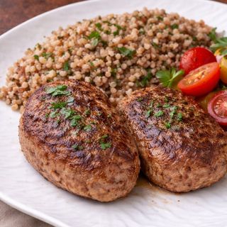 Kotlety De Carne Mixta Con Trigo Sarraceno Y Verdura Fresca