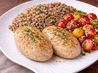 Kotlety De Pollo Con Trigo Sarraceno Y Verdura Fresca