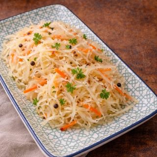 Ensalada De Col Fermentada Con Cebolla Y Comino