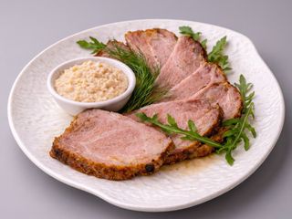 Bushenina (carne al horno marinado) con salsa rábano picante