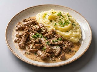 Stroganoff de ternera con puré de patata