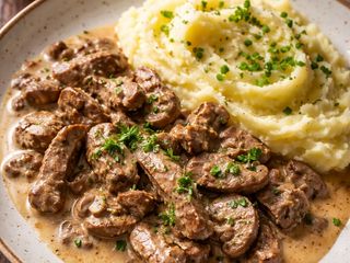 Stroganoff de ternera con puré de patata