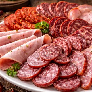 Surtido de embutidos caseros eslavos