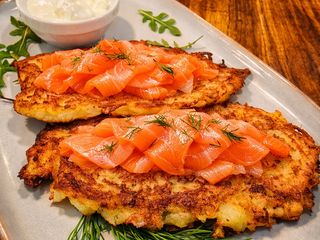 Draniki de patata acompañadas salmón ahumado