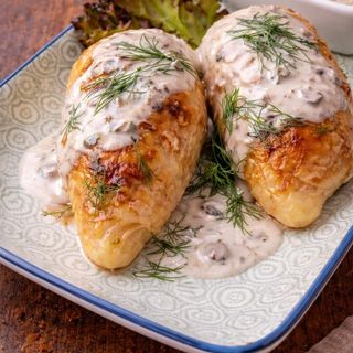 Golubtsy, col rellena de carne. Con salsa blanca con champiñones