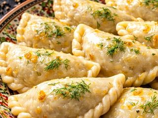 Vareniki (pasta )Rellena con patatas -setas