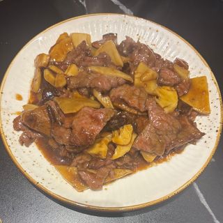 50-Ternera con bambú y setas chinas