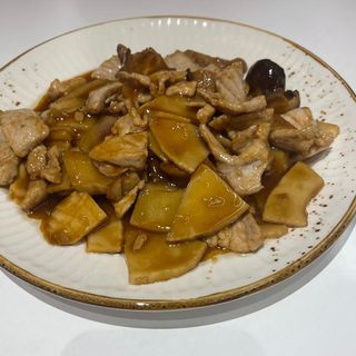 56-cerdo con bambú y setas chinas