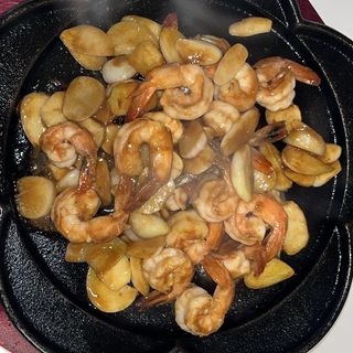 44. Langostinos al ajillo en fuente quemada