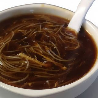Sopa de pollo con fideos