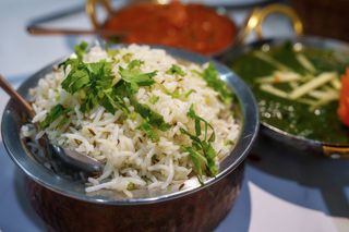 Ración de arroz basmati con salsas