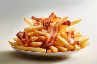Plato De Bacon Con Patatas Fritas Y Ensalada