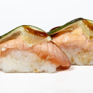 Nigiri salmón con lima