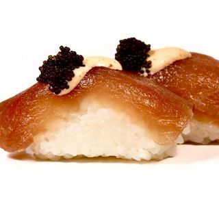 Nigiri de atún con spicy (2 unid)