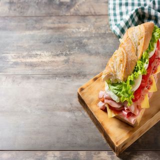 Bocata de lomo con queso y pimiento rojo