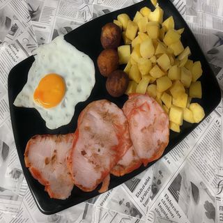 Lomo con huevo y patatas