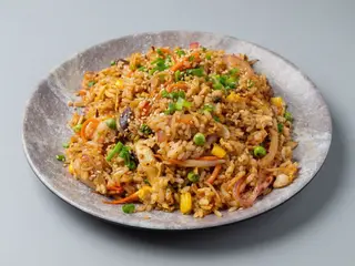 61 Exquisito Arroz Frito con pollo y ternera y gambas con salsa de  soja