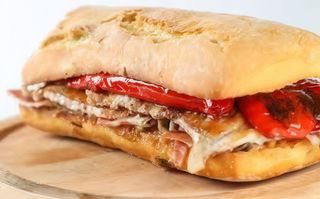 Montadito de lomo y queso