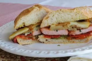 Montadito de lomo adobado y queso