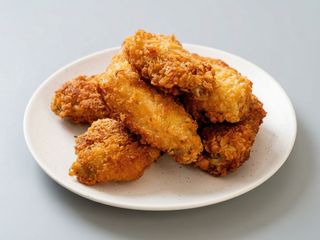Alas de pollo fritas (6 uds.)