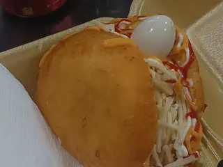 Arepa con carne y queso
