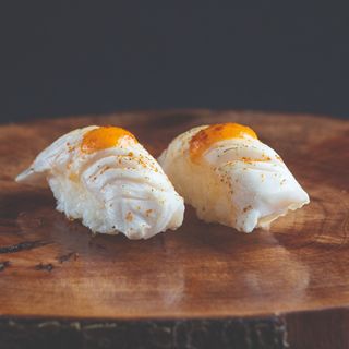 Nigiri de pez mantequilla picante (2 uds.)