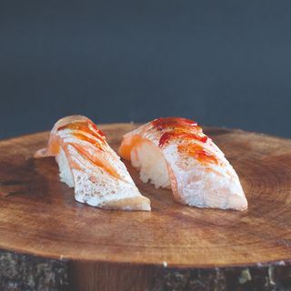 Nigiri de ventresca de salmón (2 uds.)