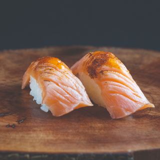 Nigiri de salmón flambeado (2 uds.)