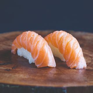 Nigiri de salmón (2 uds.)