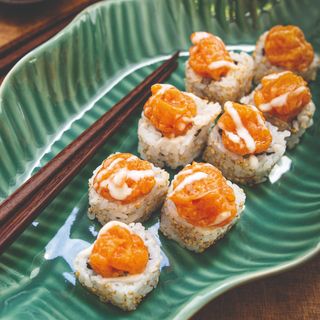 Uramakis crunchy tartar de salmón (8 uds.)