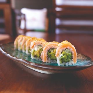 Uramakis de salmón flambeado (8 uds.)