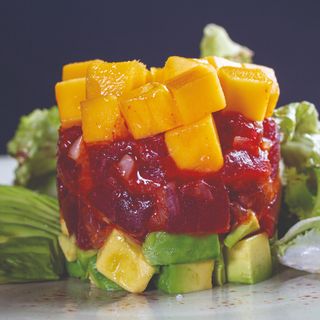 Tartar atún rojo, mango y aguacate