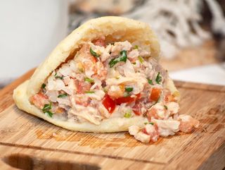 Arepa con ensalada de atún