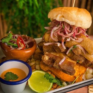 PAN CON CHICHARRÓN EXTREME